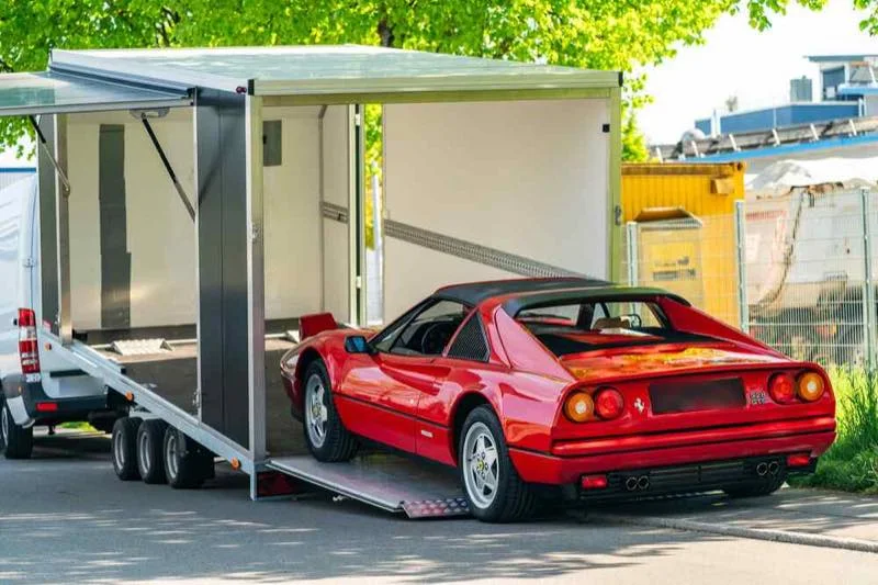 Illustration for the article "Collecting a car by trailer: what to arrange before handover"