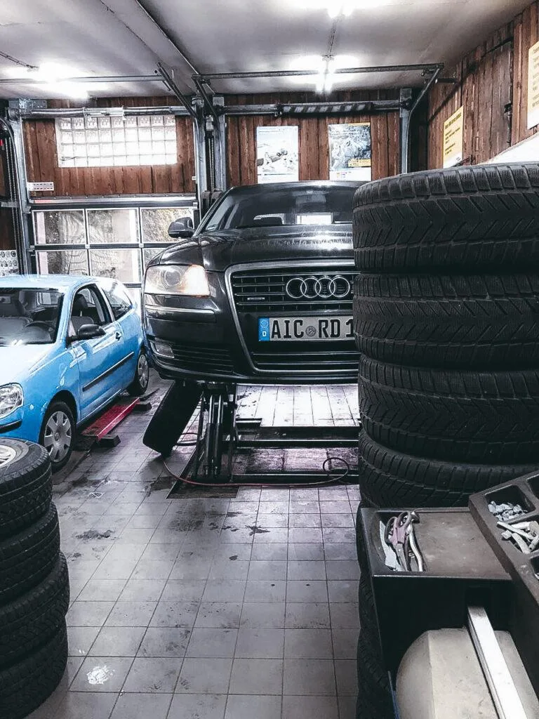 Illustration for the article "Car servicing in Germany at independent garages"