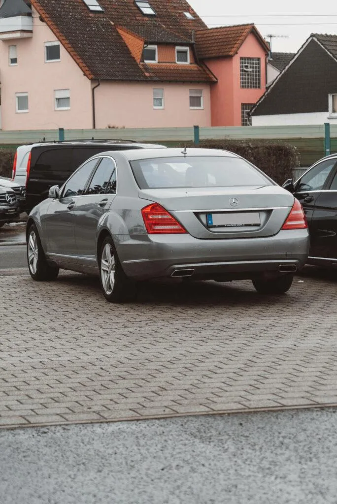 Illustration zum Beitrag „Autokauf in Deutschland: Privatverkäufer oder Händler?“