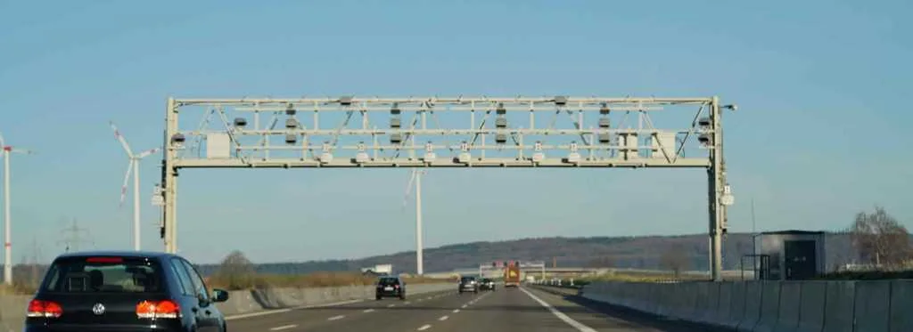Illustration for the article "Speeding on German autobahns is punishable by a fine."