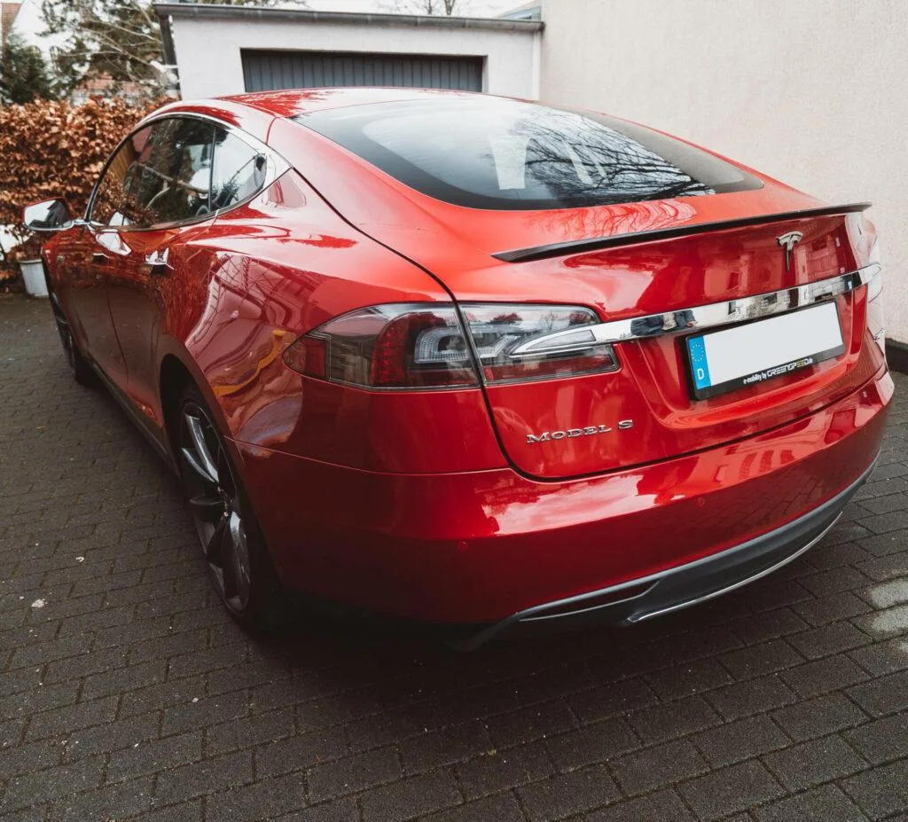 Illustration zum Beitrag „Elektroauto oder Verbrenner: Betriebskosten in Deutschland im Vergleich“
