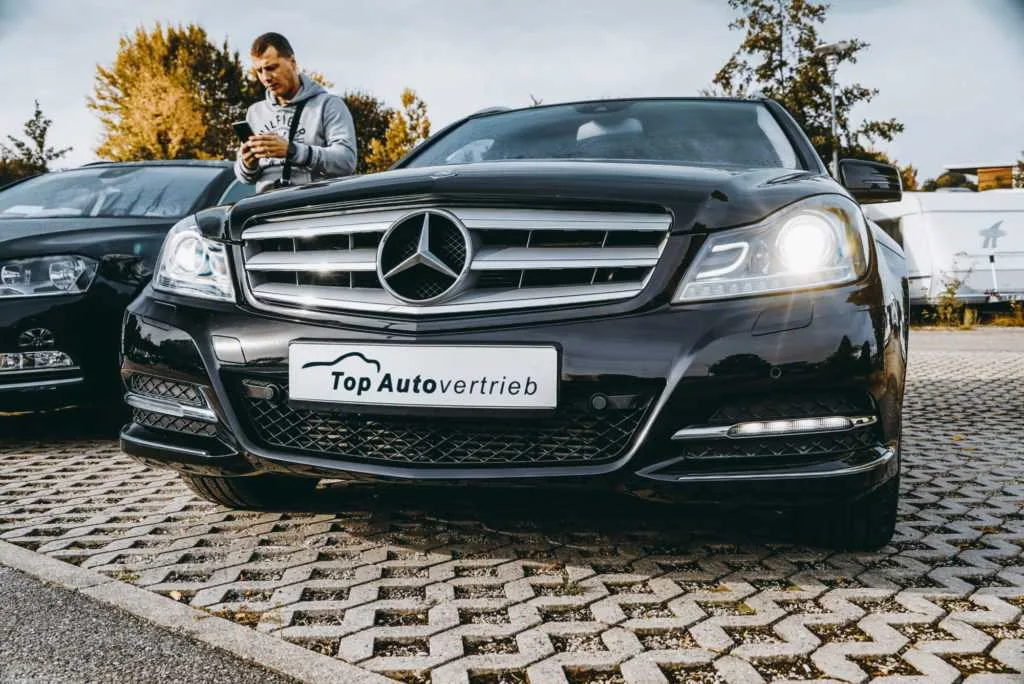 Illustration zum Beitrag „Was die Fahrzeugsuche mit „Destacar“ in Deutschland kostet“