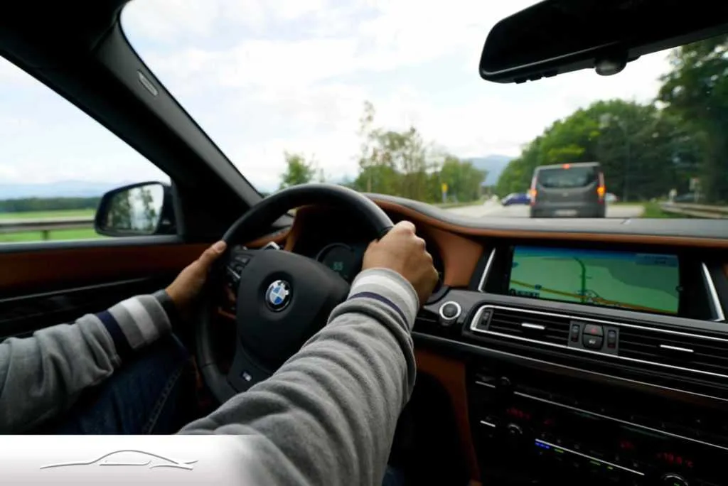 Illustration zum Beitrag „Typische Verkehrsverstöße am Steuer in Deutschland“