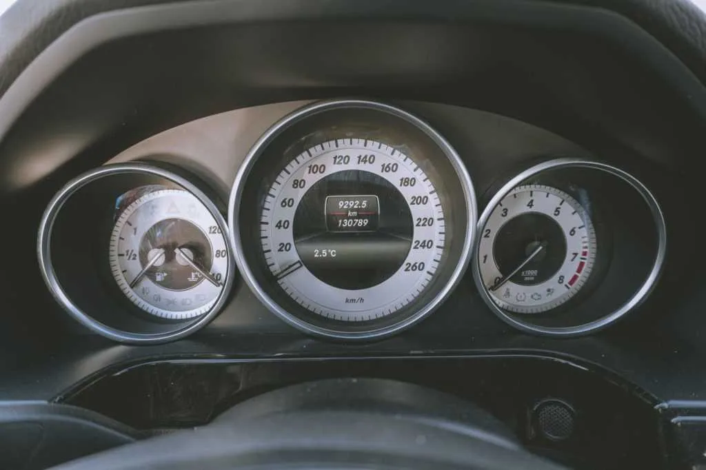 Illustration for the article "Mileage and damage: checking a car before you buy"