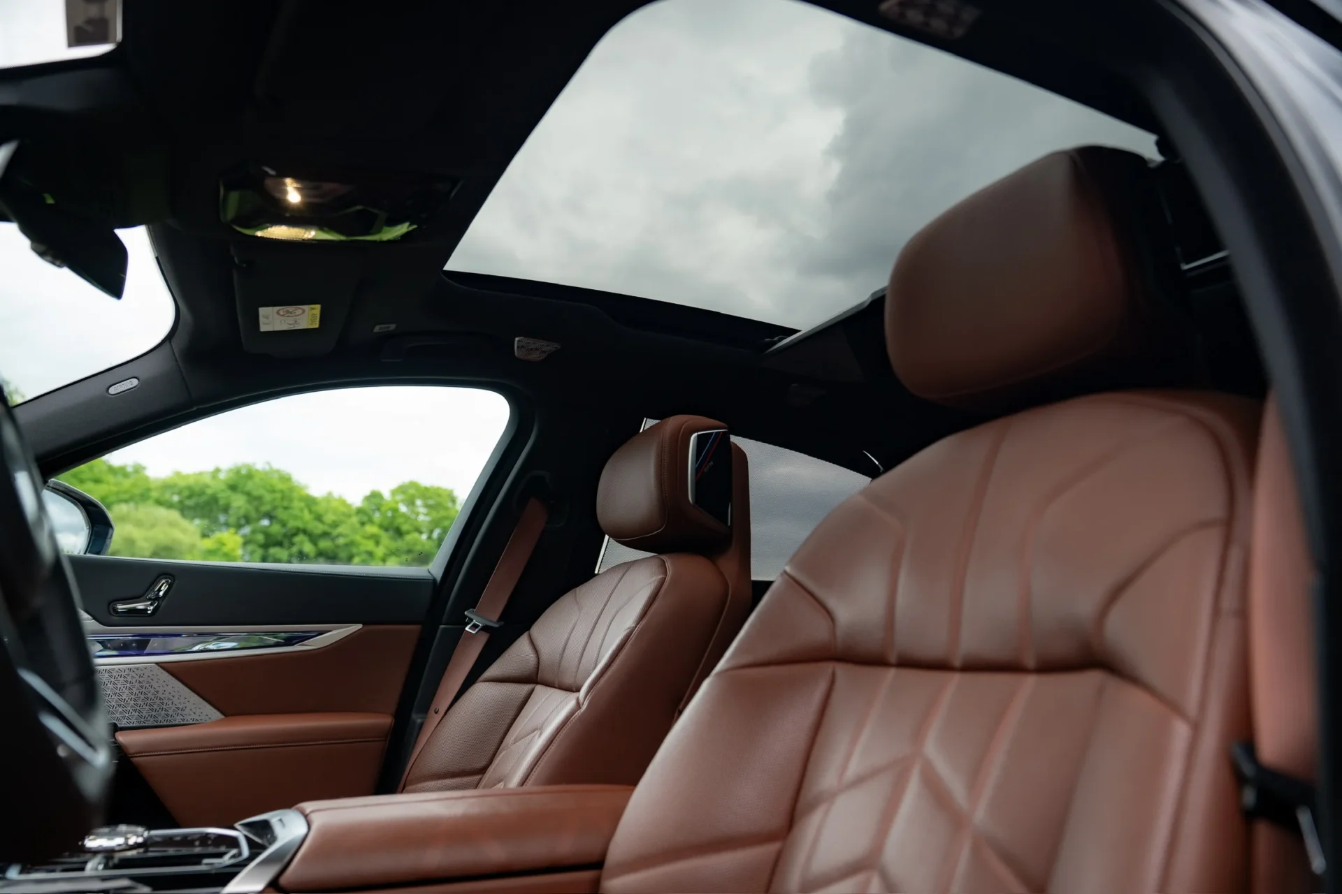 BMW 740d xDrive M Sport · Executive Lounge · unfallfrei · Full-Service · BMW Individual Merino Tartufo · 27